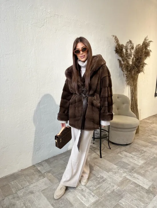 Шуба из меха аукционной норки с капюшоном - цвет соболь - фото 4