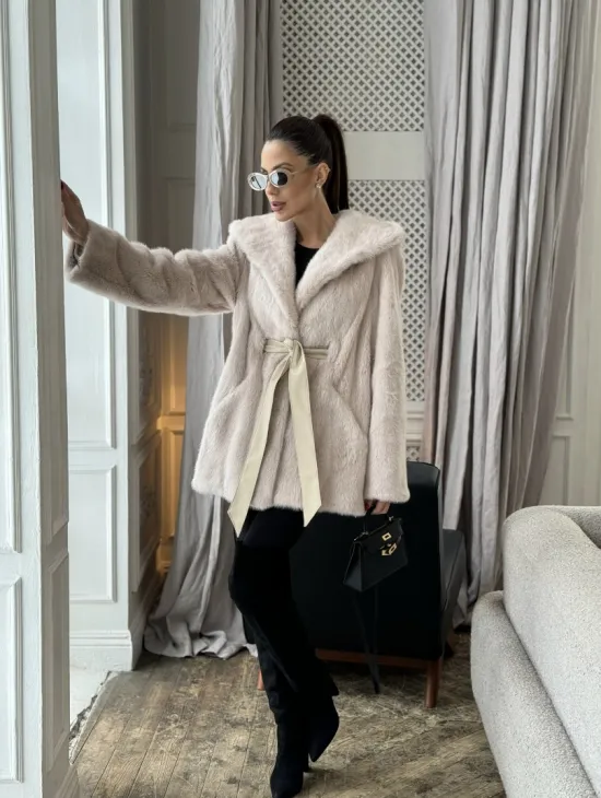 Норковая шуба с капюшоном под пояс - цвет пудра - фото 8