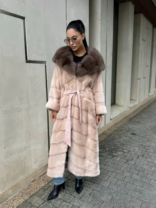 Норковая шуба с капюшоном из меха куницы пудрового цвета (нежно-розовый) - фото 13